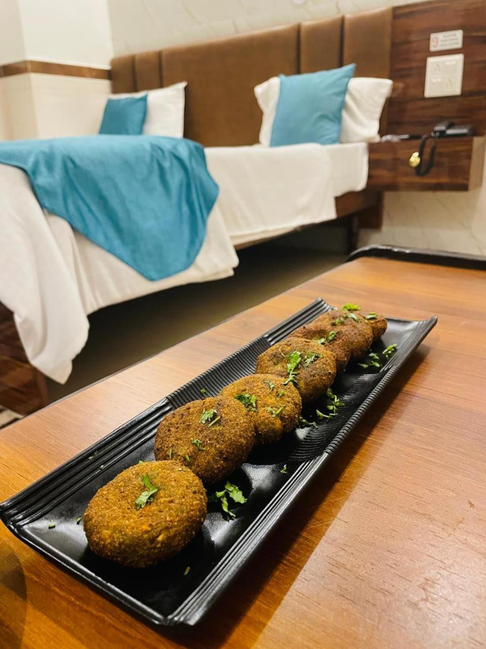Hotel Dileep42 Lucknow Eksteriør bilde